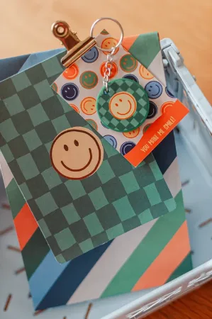 Sfeerfoto sleutelhanger Smile – Geel – D40mm – PVC sleutelhanger met lachgezicht