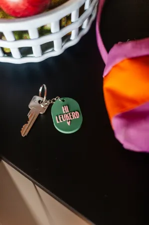 Sfeerfoto sleutelhanger Hi leukerd - Veel liefs - Ovaal –- PVC sleutelhanger met tekst