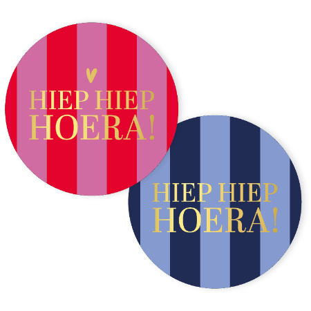 Verjaardagssticker ‘Hiep hiep hoera’ – roze/blauw – 2 varianten – D50mm