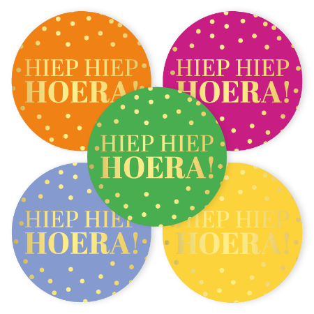 Verjaardags sticker ‘Hiep hiep hoera’ – 5 varianten – D50mm