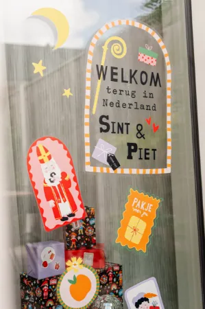 Raamsticker met vrolijke Sinterklaas- en Piet-illustraties.