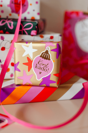 Kerst sticker in een kerstbal met 'Kerst kado!'– 4 varianten – 38x63mm