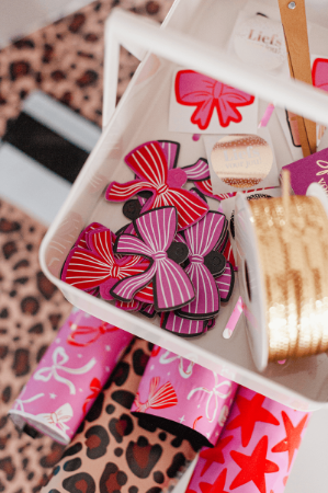 Dubbelzijdig cadeaulabel strik rood en roze – 68 × 53 mm