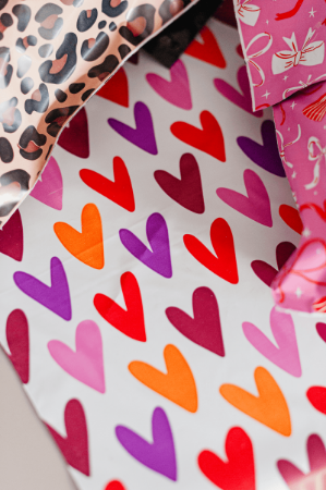 Witte verzendzak met gekleurde hartjes - webshopverpakking 36x45+5cm