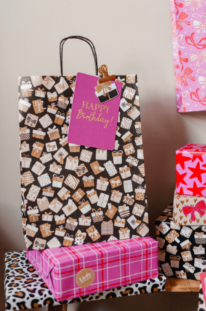 Zwarte papieren geschenktas met cadeauprint 26x35cm