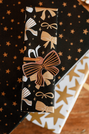 Dubbelzijdig cadeaulabel strik zwart en goud – 68 × 53 mm