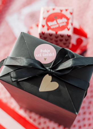3 ronde stickers met 'pakje vol liefde' - roze, rood en goud