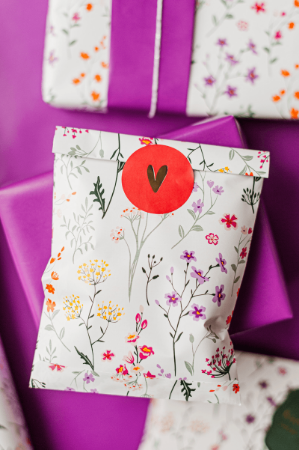 5 ronde gekleurde stickers met een goud hartje - wensetiketten