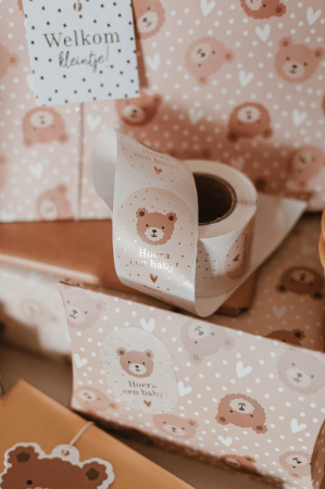 Hoera een baby stickers - 2 soorten wensetiketten met Little Bear
