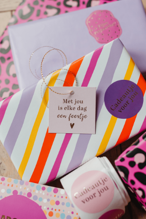 Afbeeldingen van KP® Cadeaulabels 60x60mm Voordeelbox Voorjaar incl. display - 24 x 30 stuks