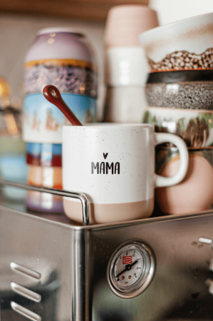 Witte keramische mok met zwarte opdruk 'Mama'