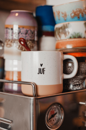 Witte keramische mok met zwarte opdruk 'Juf', 360ml