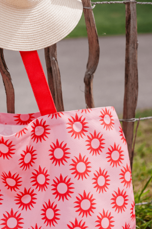 Roze strandtas met rode zonnetjes - grote zomerse canvas shopper
