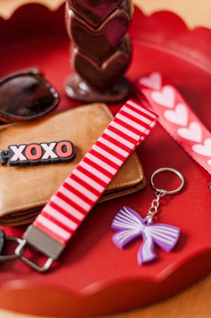 Stijlvolle stoffen polssleutelhanger met rood/roze strepen