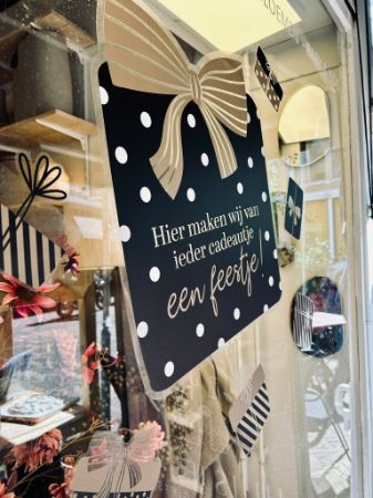 Kerst Raamsticker 43x52cm - Hier maken wij van ieder cadeautje een feestje!
